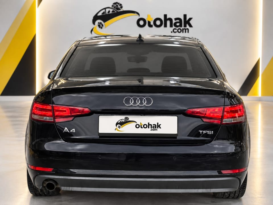 Siyah Audi A4'ün arkadan görünüşü