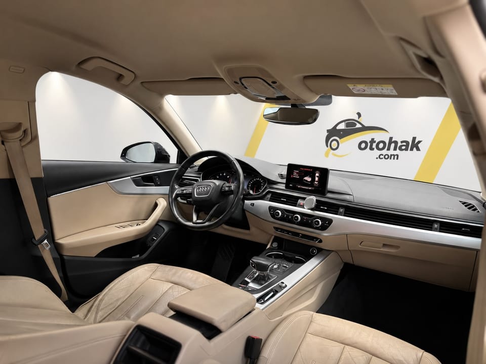 Siyah Audi A4'ün ön kabini ve deri koltukları