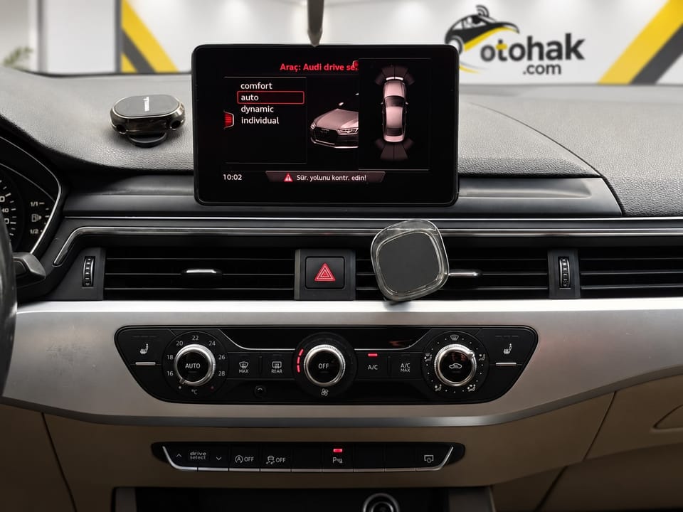 Siyah Audi A4'ün klima paneli ve sürüş modu ekranı