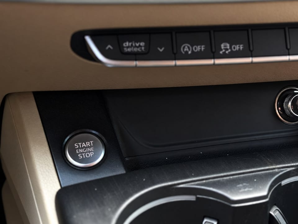 Siyah Audi A4'ün start-stop düğmesi ve sürüş modu tuşları