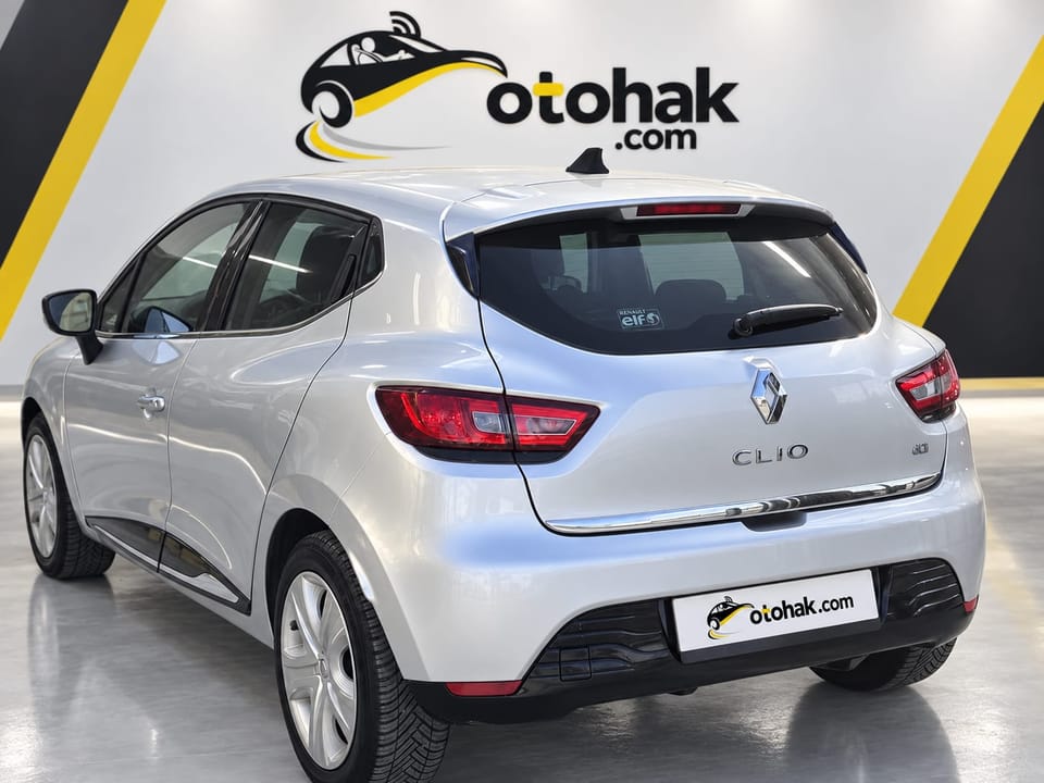 Gri Renault Clio'nun arka çapraz görünüşü (sağ)