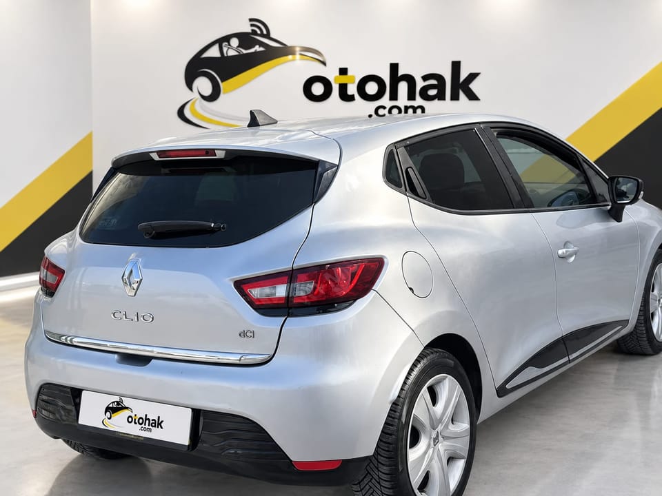 Gri Renault Clio'nun arka çapraz görünüşü (sol)