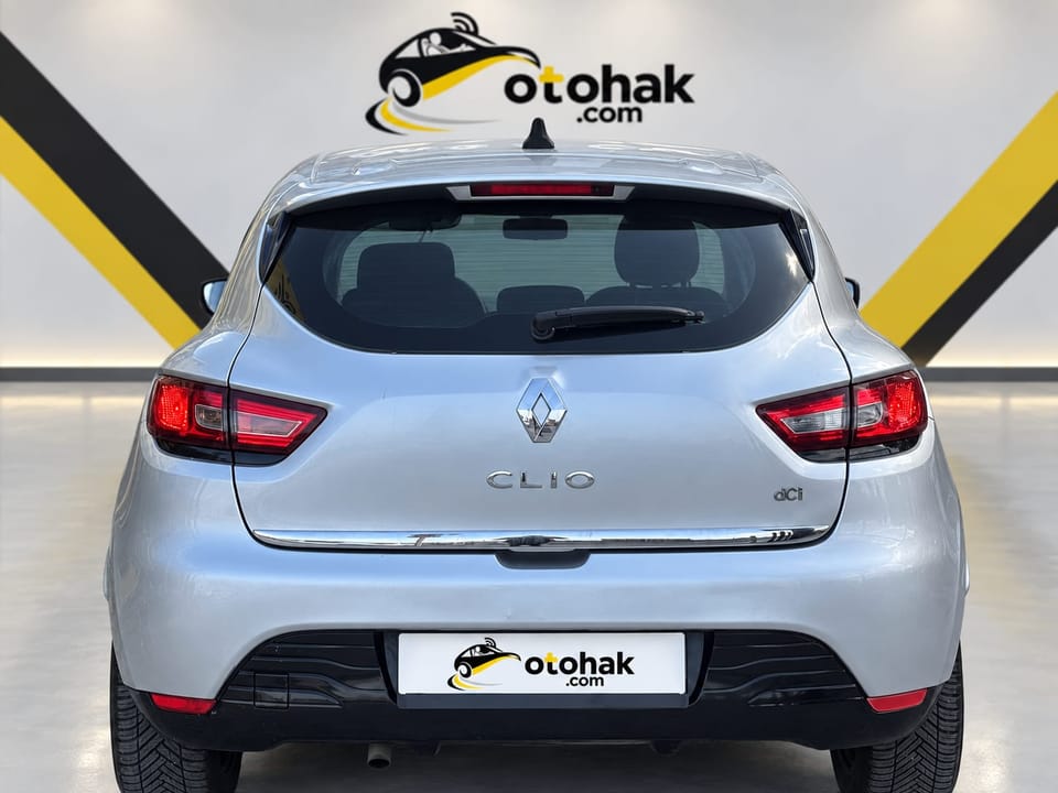 Gri Renault Clio'nun arkadan görünüşü