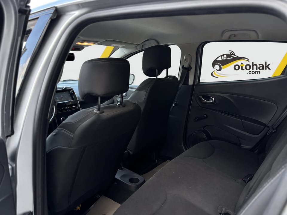 Gri Renault Clio'nun arka koltukları