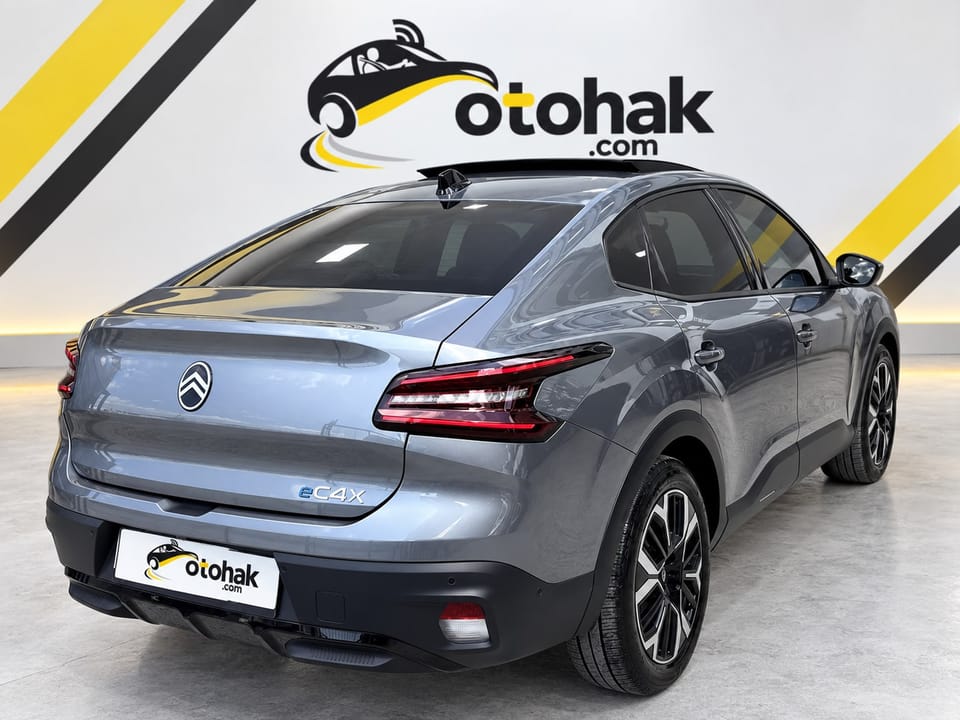 Gri Citroen e-C4 X'in arka çapraz görünüşü