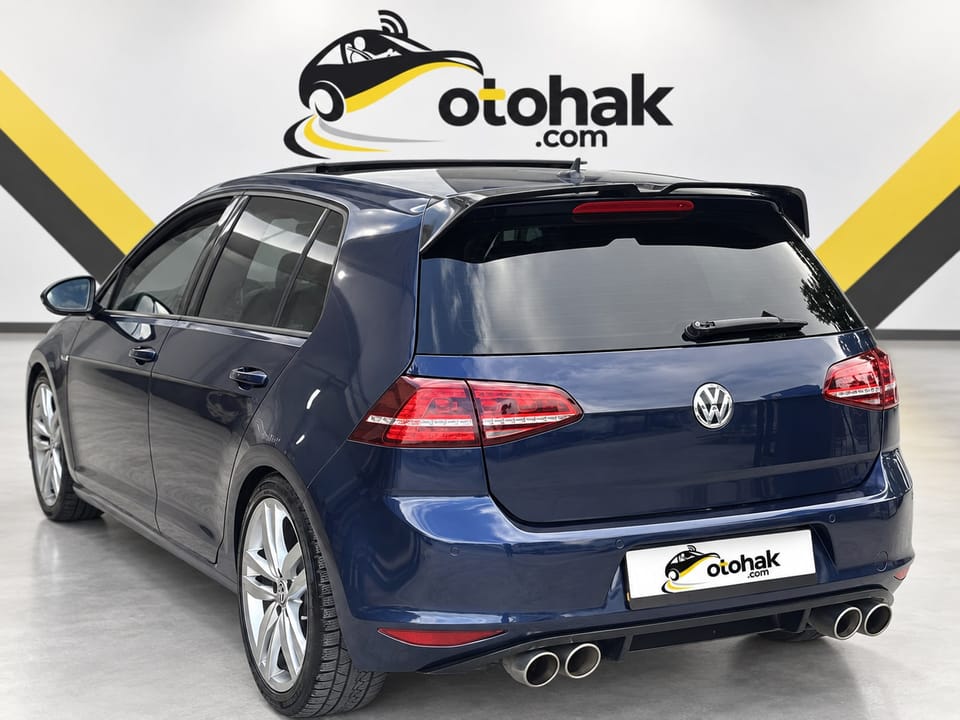 Lacivert Volkswagen Golf'un arka çapraz görünüşü
