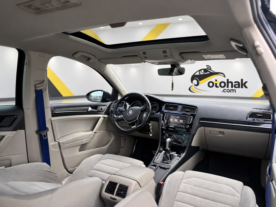 Lacivert Volkswagen Golf'un cam tavanı ve ön kabini