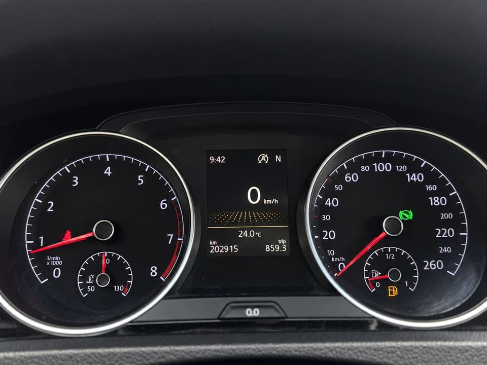Lacivert Volkswagen Golf'un gösterge paneli