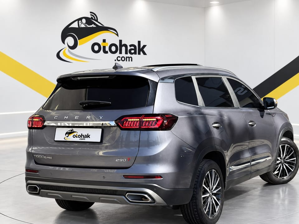 Gri Chery Tiggo 8 Pro'nun arka çapraz görünüşü