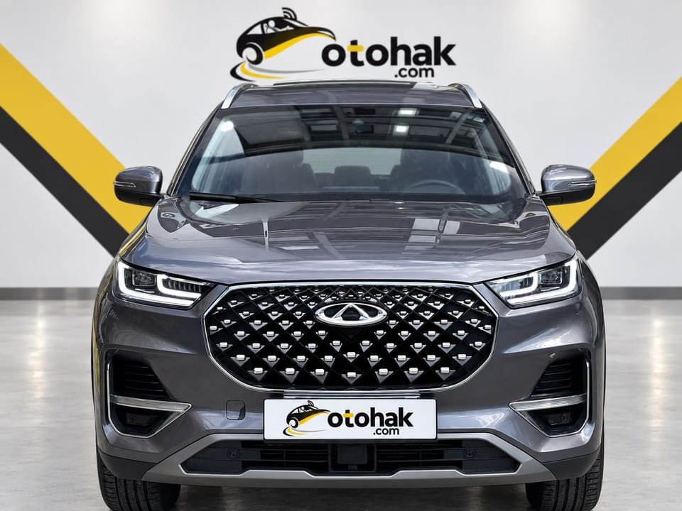 Gri Chery Tiggo 8 Pro'nun önden görünüşü